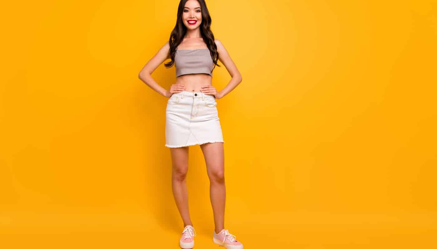 une fille de petite taille