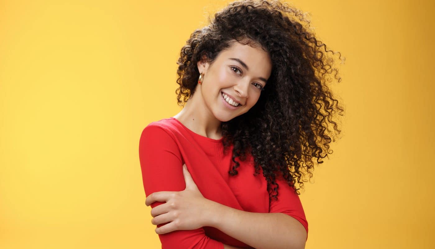 Des cheveux bouclés