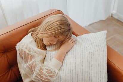 Natte l&acirc;che sur taie en satin pour prot&eacute;ger les cheveux pendant la nuit
