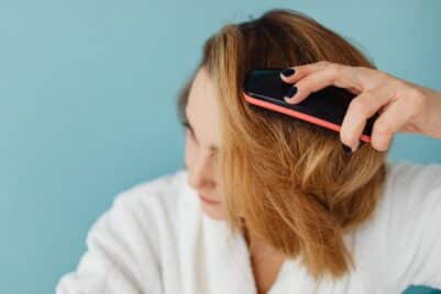 D&eacute;m&ecirc;lage des cheveux des pointes vers les racines pour aller plus vite le matin